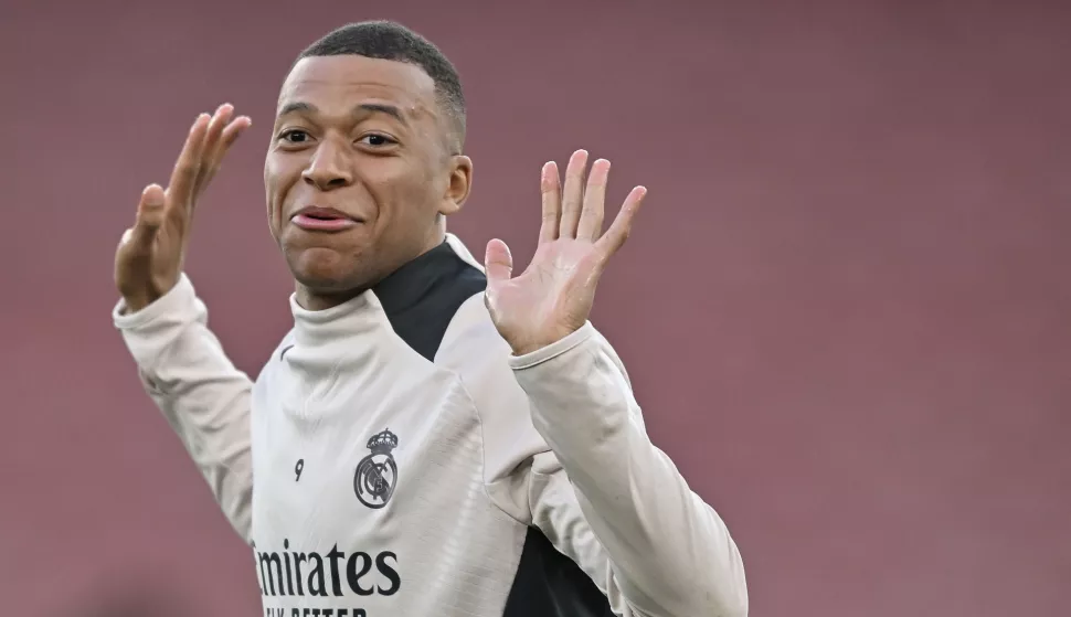 epaselect epa12016560 Kylian Mbappe of Real Madrid attends a training session at Arsenal stadium in London, Britain, 07 April 2025. Arsenal face Real Madrid in a UEFA Champions League quarter-finals 1st leg soccer first round match on 08 April. EPA/VINCE MIGNOTT