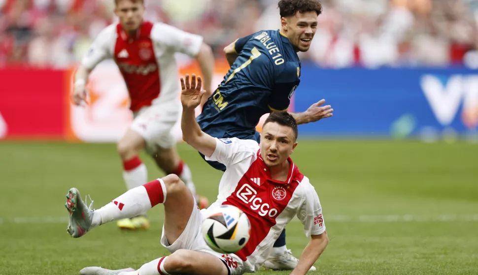 epa12058196 (l-r) Steven Berghuis of Ajax, Mitchell van Bergen of Sparta Rotterdam during the Dutch Eredivisie match between AFC Ajax and Sparta Rotterdam in Amsterdam, Netherlands, 27 April 2025. EPA/OLAF KRAAK