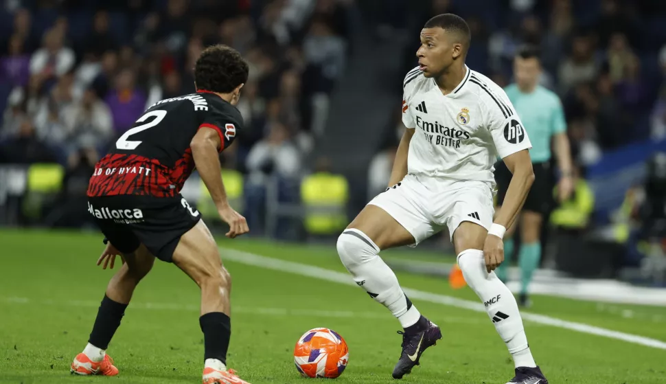 epa12100883 Real Madrid's Kylian Mbappe (R) in action against RCD Mallorca's Mateu Morey (L) during the Spanish LaLiga soccer match between Real Madrid and Real Mallorca, in Madrid, Spain, 14 May 2025. EPA/Chema Moya