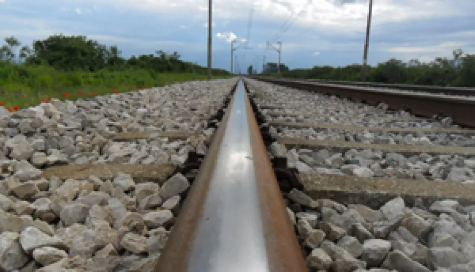 Pijanog pješaka u Rokovcima udario vlak, lakše je ozlijeđen, vlak, pruga, ilustracija