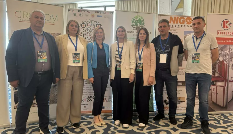 VINKOVCIDrvni klaster Vukovarsko-srijemske županije, Slavonski hrast, osnovan 2010. godine, sudjelovao je na 22. Drvno-tehnolo&scaron;koj konferenciji u Opatiji, jednom od najvažnijih godi&scaron;njih okupljanja stručnjaka i dionika iz sektora &scaron;umarstva i drvne industrije u regiji. Konferencija je okupila predstavnike industrije, institucija, znanosti i obrazovanja u svrhu zajedničkog oblikovanja održive budućnosti sektora.svibanj 2025.