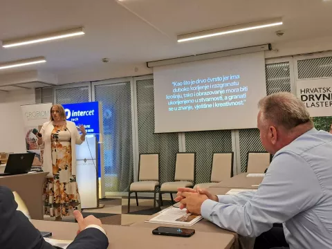 VINKOVCIDrvni klaster Vukovarsko-srijemske županije, Slavonski hrast, osnovan 2010. godine, sudjelovao je na 22. Drvno-tehnolo&scaron;koj konferenciji u Opatiji, jednom od najvažnijih godi&scaron;njih okupljanja stručnjaka i dionika iz sektora &scaron;umarstva i drvne industrije u regiji. Konferencija je okupila predstavnike industrije, institucija, znanosti i obrazovanja u svrhu zajedničkog oblikovanja održive budućnosti sektora.svibanj 2025.