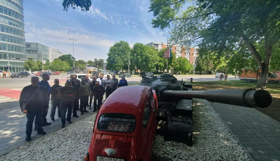 Crveni fićo i tenk - uređen plato