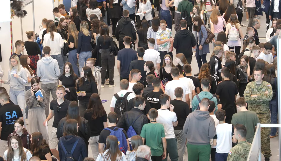 Osijek, 15. 05. 2025., GC, sajam obrazovanja, kuda nakon osnovne škole, sajam, obrzovanje, sajam, ljudi, učeniciSNIMIO BRUNO JOBST