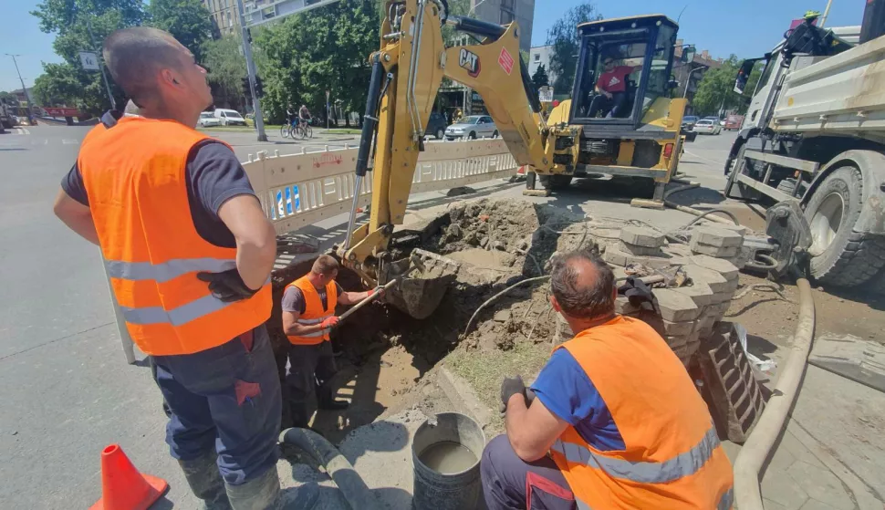 Pukla cijev na Trpimirovoj - hitna sanacija kvaraVodovod Osijek voda cijev prekid opskrbe radniciOsijek, 15. svibnja 2025.Snimio: Darko Pejić