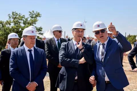 15.05.2025., Korlat - Obilazak radova na izgradnji suncane elektrane Korlat na kojem je nazocio predsjednik Vlade Republike Hrvatske Andrej Plenković