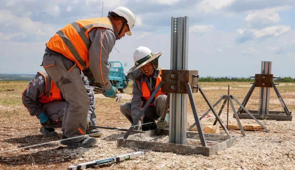 15.05.2025., Korlat - Obilazak radova na izgradnji suncane elektrane Korlat na kojem je nazocio predsjednik Vlade Republike Hrvatske Andrej Plenković