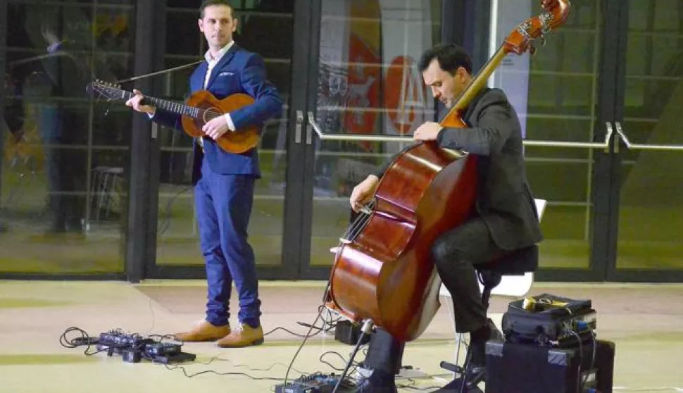 osijek, 24 siječanj 2018, 19,30 sati - kampus, građevinski fakultet, Osječka glazbena srijeda, koncert Gudalo vs. trzalice - Filip Novosel (tambura) i Tihomir Hojsak (kontrabas) snimio zdenko puić------kultura3 stupca, color