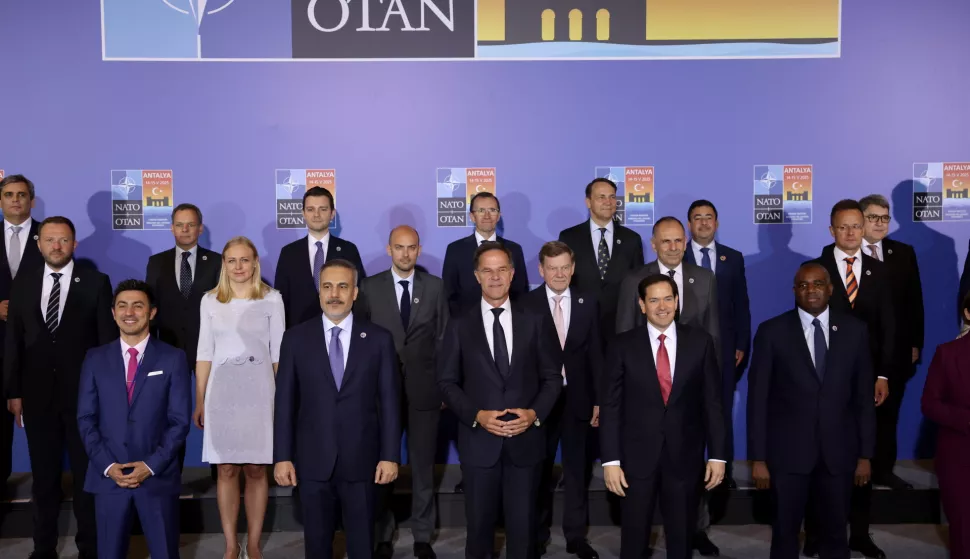 epa12101524 (Front row) NATO Secretary General Mark Rutte (C), Turkish Foreign Minister Hakan Fidan (2-L), British Foreign Secretary David Lammy (2-R), US Secretary of State Marco Rubio (3-R) and particiapants pose for a family photo session during an informal meeting of North Atlantic Treaty Organization (NATO) Ministers of Foreign Affairs, in Antalya, Turkey, 15 May 2025. EPA/ERDEM SAHIN