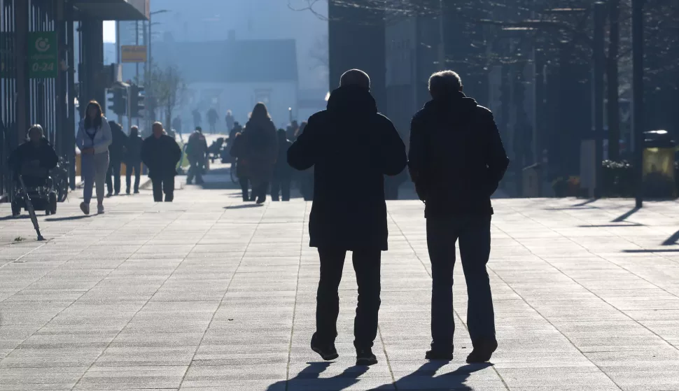 Osijek, 19. 12. 2023, Trg slobode, gradjani, umirovljenici. Iskoristili lijepo vrijeme za setnju gradom. Slobodnjak, ilustracija.snimio GOJKO MITIĆ