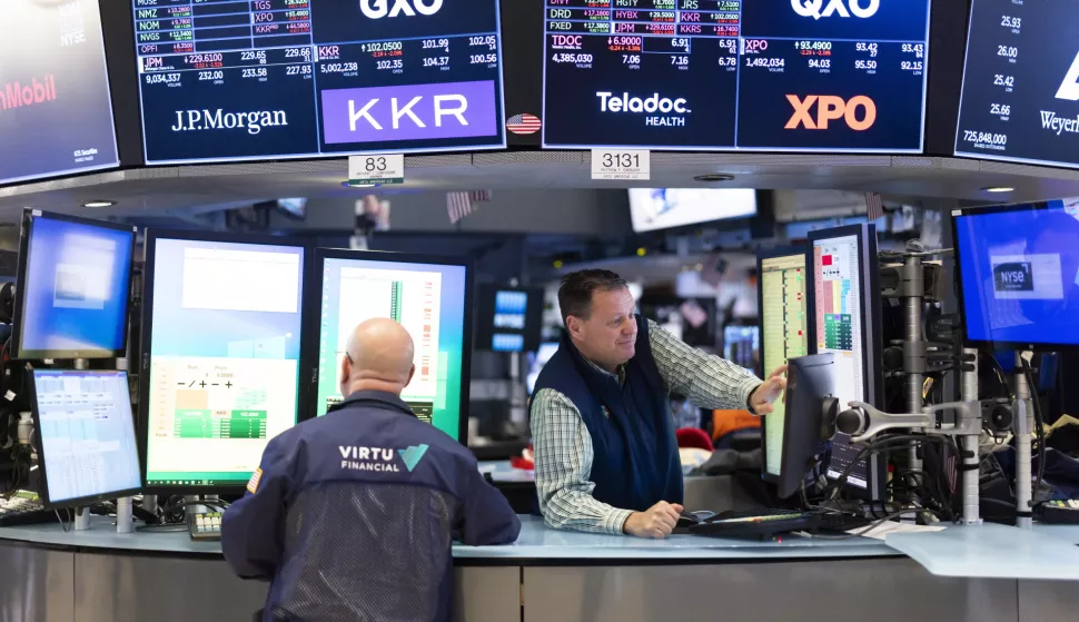 epa12035848 Traders work at the Closing Bell on the floor of the New York Stock Exchange in New York, New York, USA, on 16 April 2025. World financial markets are continuing to react to the effect that the Trump administration's evolving tariff policies are having on global trade. EPA/JUSTIN LANE