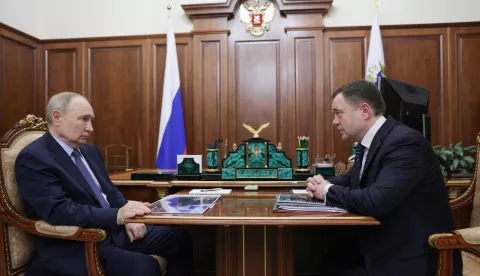 epa12103838 Russian President Vladimir Putin (L) meets with Promsvyazbank CEO Pyotr Fradkov (R) at the Kremlin in Moscow, Russia, 15 May 2025. EPA/ALEXANDER KAZAKOV/SPUTNIK/KREMLIN POOL MANDATORY CREDIT