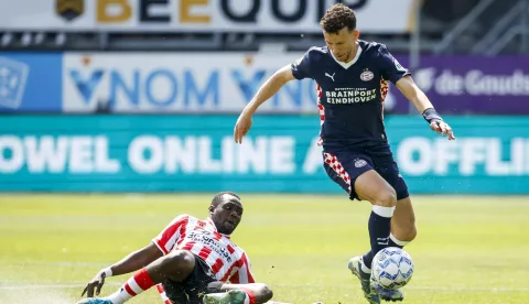 epa12113033 (l-r) Marvin Young of Sparta Rotterdam, Ivan Perisic of PSV Eindhoven during the Dutch Eredivisie match between Sparta Rotterdam and PSV at Sparta Stadion Het Kasteel in Rotterdam, Netherlands, 18 May 2025. EPA/BAS CZERWINSKI