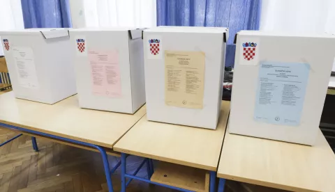 Zagreb, 18.05.2025. - U Hrvatskoj je danas otvoreno 6.600 biračkih mjesta na kojima birači odlučuju o lokalnoj vlasti za iduće četiri godine – vijećima i skupštinama općina, gradova i županija te načelnicima, gradonačelnicima i županima. Na fotografiji ilustracija, biračko mjesto u OŠ Ivana Meštrovića. foto HINA/ Lana SLIVAR DOMINIĆ/ lsd
