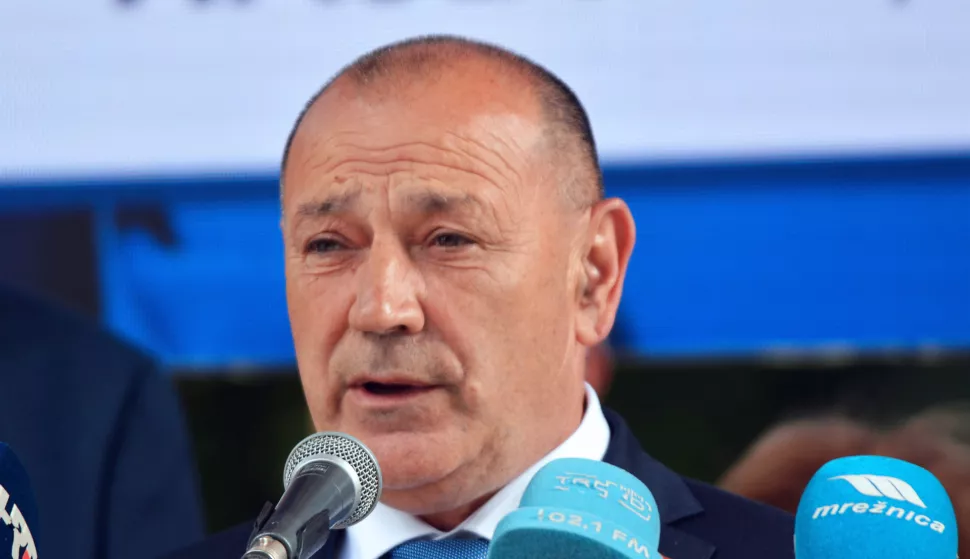 Karlovac, 13.5.2025.- Predsjednik Vlade i HDZ-a Andrej Plenkovi? dao je u utorak u Karlovcu potporu kandidatima za gradona?elnika i ?upanicu Damiru Mandi?u i Martini Furdek Hajdin, rekav?i kako sve ?to oni ?ine izaziva respekt te je siguran da ?e za trud i rad biti nagra?eni. Na slici Tomo Medved. foto HINA/ Mladen VOLARI?/ ua