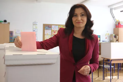 Osijek, 18. 05. 2025, Izbori, glasanje.Nataša Tramišak, izborno mjesto u OŠ Retfala.snimio GOJKO MITIĆ