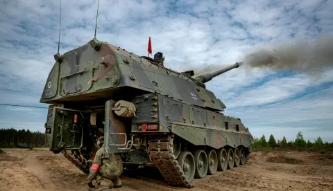 Soldaten der 10. Panzerdivision üben mit der Panzerhaubitze 2000 das Gefecht in einem multinationalen Gefechtsverband im Rahmen der NATO-Übung Grand Quadriga auf dem Truppenübungsplatz Pabrade/Litauen, am 15.05.2024.©Bundeswehr/Marco Dorow