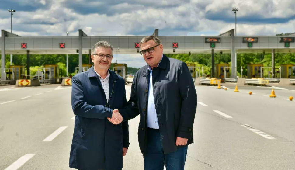 Beograd, 16.5.2025.- Cestarina kroz Hrvatsku od petka se mo?e pla?ati ure?ajejm Puteva Srbije i obrnuto - u Srbiji ENC ure?ajem Hrvatskih autocesta (HAC), ?ime je omogu?eno da sustav Toll4All funkcionira i u zemljama Europske unije, prip?ilo je srbijansko cestovno javno poduze?e. Direktor javnog poduze?a Putevi Srbije Zoran Drobnjak i direktor Sektora za naplatu cestarine HAC-a Ivan Ribi?i? simboli?no su na naplatnoj postaji Lipovac testirali integrirani sustav naplate cestarine izme?u Srbije i Hrvatske. foto HINA/ Putevi Srbije/ ua