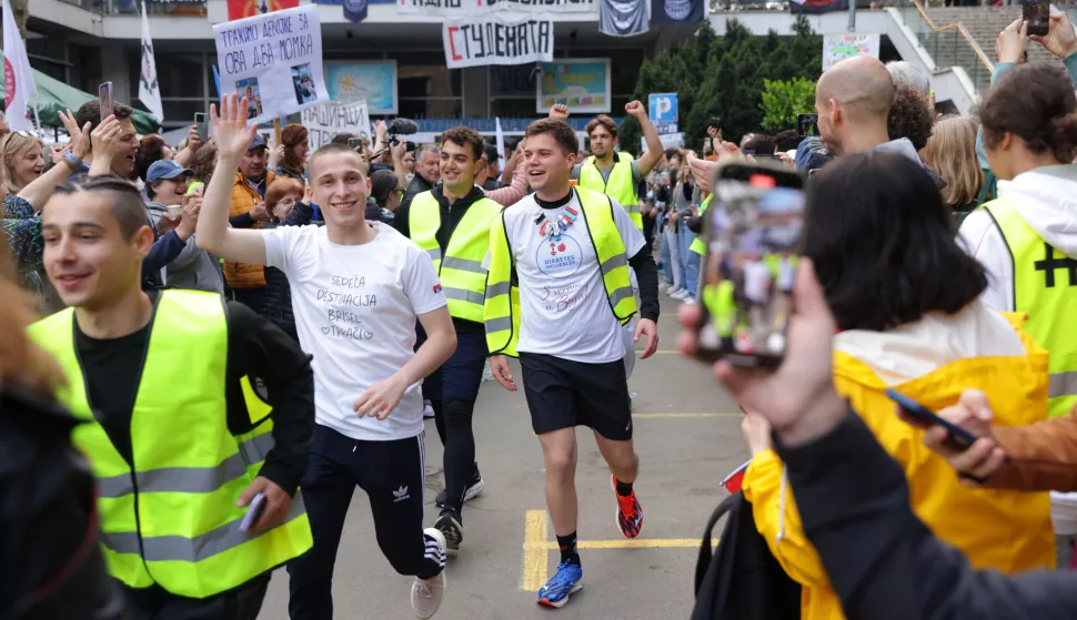 epa12053473 Runners are greeted by supporters ahead of the start of an ultramarathon to Brussels, in Belgrade, Serbia, 25 April 2025. Serbian university students have started a relay ultramarathon from Novi Sad to Brussels, timed with the upcoming European Parliament session in May, where they plan to deliver letters highlighting the political situation in Serbia. They are demanding accountability after sixteen people died when the canopy of the newly renovated Novi Sad Railway Station collapsed on 01 November 2024. The station, which had been reopened on 05 July 2024 following renovations, was undergoing additional work shortly before the incident. EPA/ANDREJ CUKIC