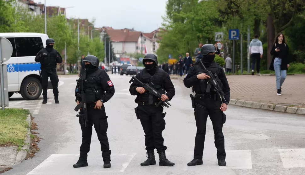 epa12051300 Republika Srpska armed police officers stand guard as a heavy Republika Srpska police presence, including armed officers, block access points to the Republika Srpska Government building in East Sarajevo, Bosnia and Herzegovina, 24 April 2025. Bosnia's state police (SIPA) officers attempted to serve a court order to President of Republika Srpska Milorad Dodik on late 23 April 2025 in East Sarajevo, but were blocked by the entity police after a verbal clash and had to leave the scene. EPA/HARUN MUMINOVIC BOSNIA AND HERZEGOVINA OUTBOSNIA AND HERZEGOVINA OUT