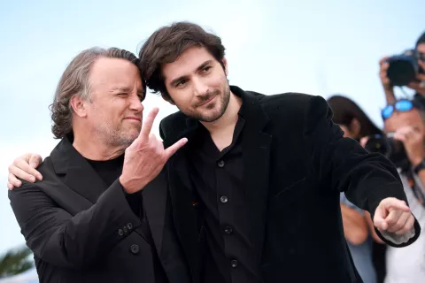 epa12112100 Director Richard Linklater (L) and Guillaume Marbeck attend the photocall for 'Nouvelle Vague (New Wave)' during the 78th annual Cannes Film Festival, in Cannes, France, 18 May 2025. The film festival runs from 13 to 24 May 2025. EPA/CLEMENS BILAN