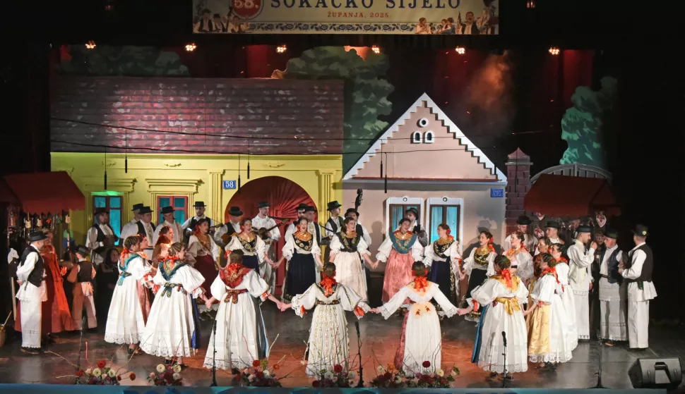 Županja...21.02.2025.U Kulturnom centru Ivana Hermana otvoreno 58. Šokacko sijelo na kojem je sudjelovao Potpredsjednik Vlade i ministar poljoprivrede, šumarstva i ribarstva David Vlajčić.Foto: Gordan Panić