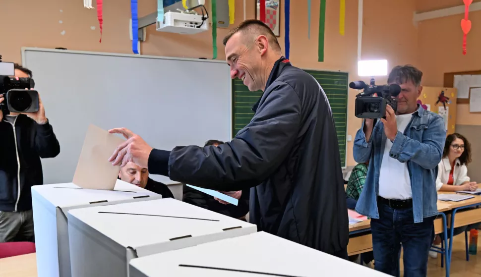 Vukovar, 18.05.2025. - Lokalni izbori. Gradonačelnik Vukovara, predsjednik Domovinskg pokreta i saborski zastupnik Ivan Penava, glasao je u Osnovnoj školi Antuna Bauera.foto HINA/Gordan Panić