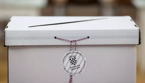 Zagreb, 12.01.2025 - U Hrvatskoj se u nedjelju u 7 sati otvorilo više od 6. 500 biračkih mjesta na kojima u drugom krugu birači odlučuju hoće li novi mandat dati aktualnom predsjedniku Zoranu Milanoviću, kandidatu SDP-a i partnera ili Draganu Primorcu, kandidatu HDZ-a i partnera. Na slici glasačka kutija s pečatom DIP-a.foto HINA/ Damir SENČAR/ ds