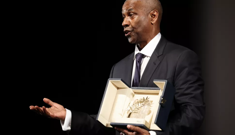 epa12117580 US actor Denzel Washington receives the Honorary Palme d'Or ahead of the screening of the film "Highest 2 Lowest" during the 78th annual Cannes Film Festival, in Cannes, France, 19 May 2025. The film festival runs from 13 to 24 May 2025. EPA/VALERY HACHE/POOL MAXPPP OUT