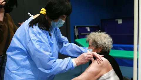 Osijek.01.04.2021. Zapocelo masovno cijepljenje u sportskoj dvorani Gradski vrt OsijekNa Fotografiji: Cijepljenje gradjanaFoto:Marko Mrkonjic
