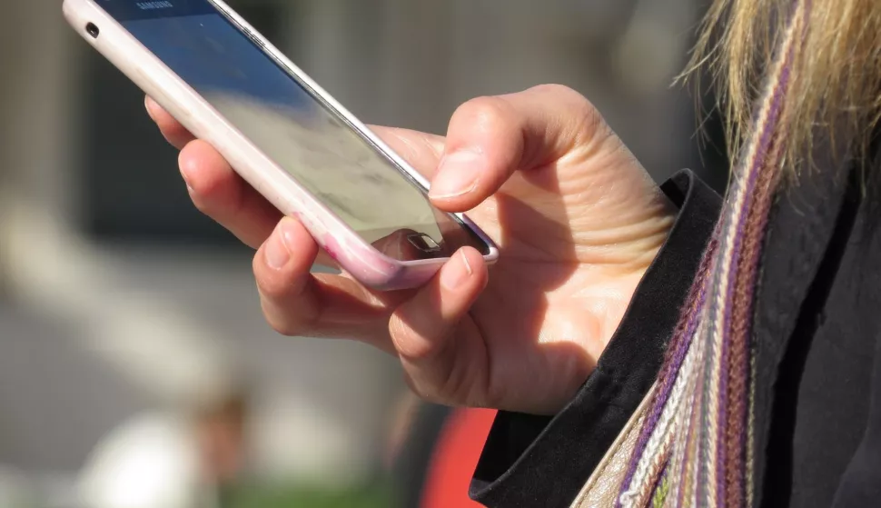 04.12.2103., Split - Splicanke se u setnji gradom sluze mobitelimaPhoto: Ivo Cagalj/PIXSELL