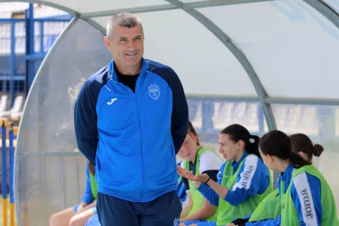 Osijek, 18. 04. 2025, Stadion Gradski vrt, nogomet, ŽNK Osijek - Agram (Zagreb), Liga za prvakinje Hrvatske. Trener Robert Špehar.snimio GOJKO MITIĆ