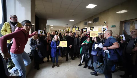 Zagreb, 28.03.2025. - U organizaciji HND-ovih ogranaka Hrvatske televizije i Hrvatskog radija održano je okupljanje u zgradi HRT-a u znak podrške kolegama koji su, prema planu konsolidacije HRT-a, postali višak. Na fotografiji djelatnici HRT-a. foto HINA /Zvonimir KUHTIĆ/ kuzo