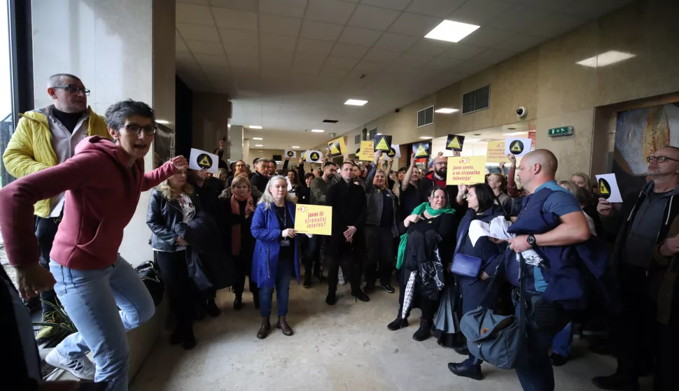 Zagreb, 28.03.2025. - U organizaciji HND-ovih ogranaka Hrvatske televizije i Hrvatskog radija održano je okupljanje u zgradi HRT-a u znak podrške kolegama koji su, prema planu konsolidacije HRT-a, postali višak. Na fotografiji djelatnici HRT-a. foto HINA /Zvonimir KUHTIĆ/ kuzo