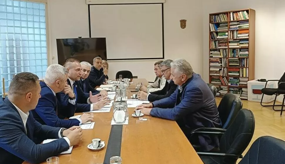 Potpredsjednik Vlade i ministar poljoprivrede, šumarstva i ribarstva David Vlajčić u utorak je održao sastanak s predstavnicima Hrvatske voćarske zajednice (HVZ) s kojima je razgovarao o izazovima u tom sektoru, objavilo je Ministarstvo na svojim internetskim stranicama.