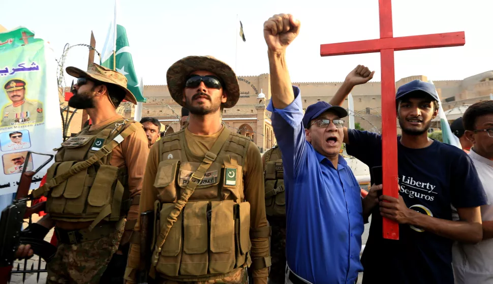 epa12119850 Members of the Christian community and soldiers shout anti-India slogans during a rally to show solidarity with Pakistani armed forces in front of the paramilitary FC headquarters, following the ceasefire between Pakistan and India, in Peshawar, Pakistan, 20 May 2025. The ceasefire between Pakistan and India went into force on 10 May 2025, following days of military escalation. EPA/BILAWAL ARBAB