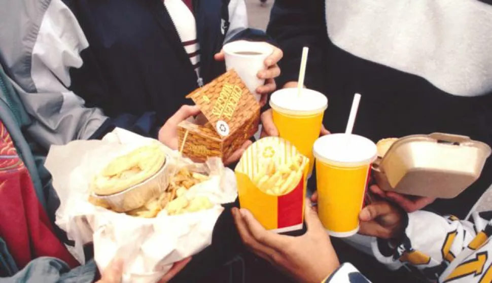 Children holding selection of fast food including fizzy drinks, burger, chips and pie. T0713909R Photo: Press Association/PIXSELL------kolor 2x novosti