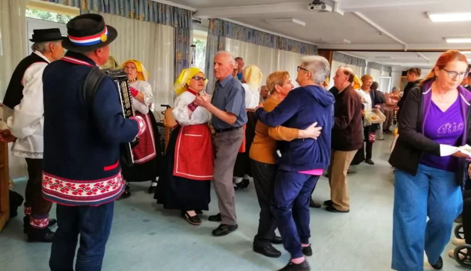 Folkloraši u posjeti Domu umirovljenika