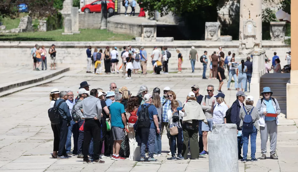 Zadar, 10.05.2025. - Brojni turisti koji borave na zadarskom području iskoristili su sunčano subotnje prijepodne za šetnju starom gradskom jezgrom i rivom.Foto HINA/Zvonko KUCELIN