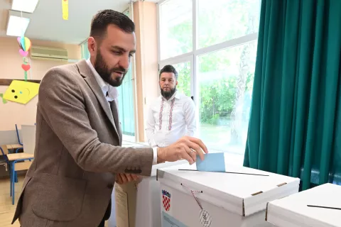 Vukovar, 18.05.2025. - Lokalni izbori. Kandidat za gradonačelnika Vukovara Domagoj Bilić, glasao je u Osnovnoj školi Antuna Bauera. foto HINA/Gordan Panić