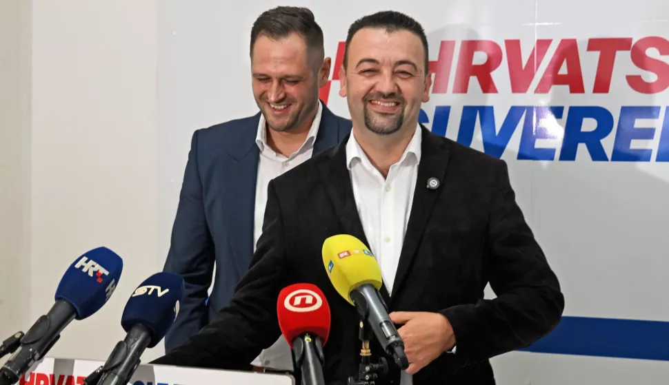 Vukovar, 20.05.2025. - U prostorijama Hrvatskih suverenista, predsjednik Hrvatskih suverenista i kandidat za gradonačelnika Vukovara Marijan Pavliček, zajedno s kandidatom za zamjenika gradonačelnika Filip Sušac, održao je konferenciju za medije kako bi se osvrnuo na lokalne izbore i poslao poruku biračima uoči drugog kruga. Na fotografiji Filip Sušac, Marijan Pavliček. foto HINA/ Gordan PANIĆ/ tm