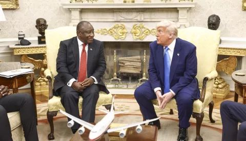 epa12123358 US President Donald Trump (R) meets with South Africa's President Cyril Ramaphosa (L) in the Oval Office of the White House in Washington, DC, USA, 21 May 2025. Ramaphosa's visit comes one week after Trump claimed there is an on-going genocide in South Africa and granted refugee status to 59 Afrikaners. EPA/JIM LO SCALZO