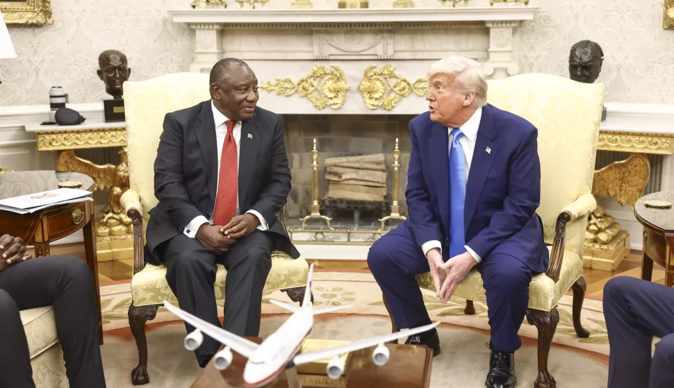epa12123358 US President Donald Trump (R) meets with South Africa's President Cyril Ramaphosa (L) in the Oval Office of the White House in Washington, DC, USA, 21 May 2025. Ramaphosa's visit comes one week after Trump claimed there is an on-going genocide in South Africa and granted refugee status to 59 Afrikaners. EPA/JIM LO SCALZO