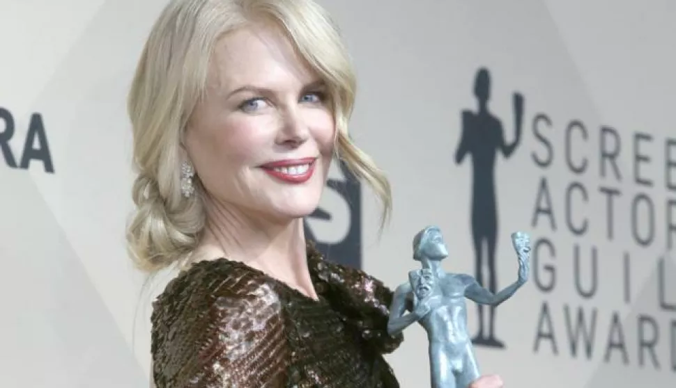 epa06463403 Nicole Kidman poses with the SAG Award for Best Female Actor in a Television Movie or Limited Series for 'Big Little Lies' during the 24th annual Screen Actors Guild Awards ceremony at the Shrine Exposition Center in Los Angeles, California, USA, 21 January 2018. The SAG Awards honors the best achievements in film and television performances. EPA/MIKE NELSON------MOZAIK, 4 stupca
