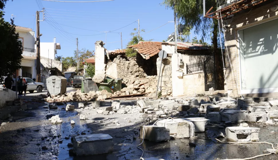 epaselect epa09491054 Aftermath of an earthquake in Arkalochori, eastern Crete, Greece, 27 September 2021. At least one person died and nine were injured when a 5.8 earthquake hit Greece's largest island at around 09:15 am local time. EPA/NIKOS CHALKIADAKIS