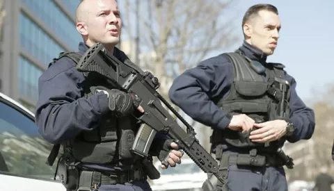 epa05851794 Police officers stand guard outside the International Monetary Fund (IMF) heqdquarters in Paris, France, 16 March 2017. An employee of the IMF has been injured in the face after an explosion while opening a letter. EPA/IAN LANGSDON
