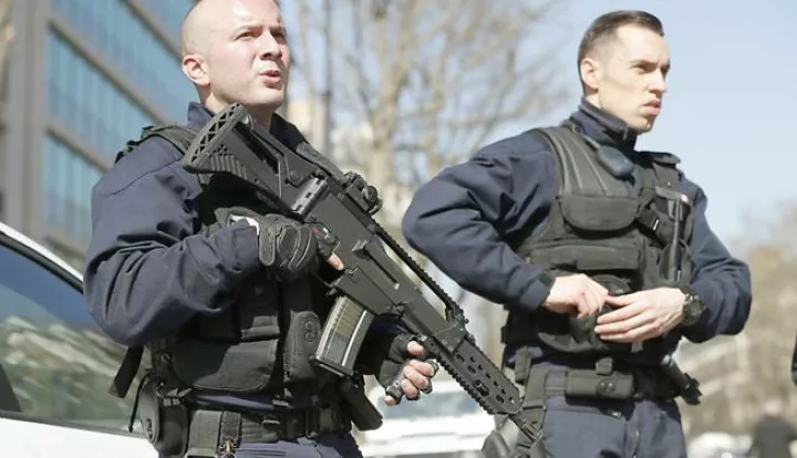 epa05851794 Police officers stand guard outside the International Monetary Fund (IMF) heqdquarters in Paris, France, 16 March 2017. An employee of the IMF has been injured in the face after an explosion while opening a letter. EPA/IAN LANGSDON