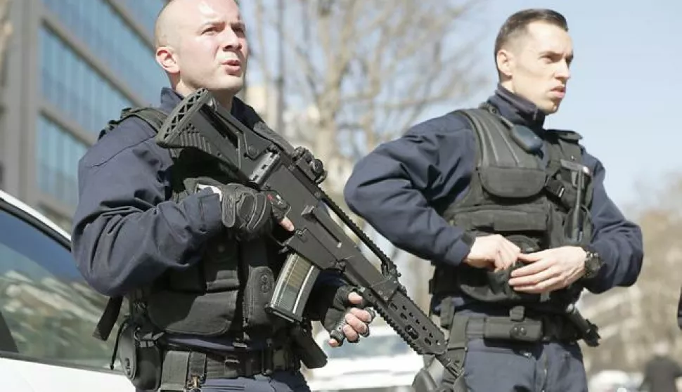 epa05851794 Police officers stand guard outside the International Monetary Fund (IMF) heqdquarters in Paris, France, 16 March 2017. An employee of the IMF has been injured in the face after an explosion while opening a letter. EPA/IAN LANGSDON