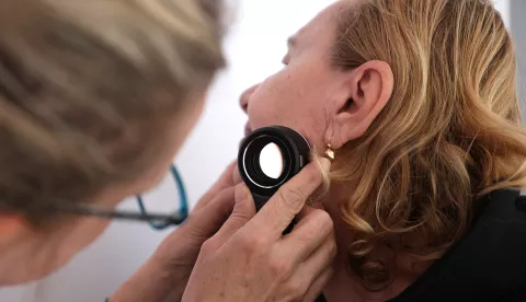 Osijek, 10. 05. 2025., Trg A. Starčevića, DM - organizator, bespatan pregled kože, dermatolog; dermatološki pregled; Anica Jurčević - pacijent; Božana Kožul - dermatologSNIMIO BRUNO JOBST