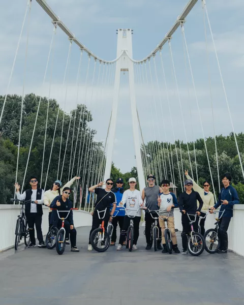 Prije 15 godina prvi je put stigao u Osijek i to upravo na Pannonian Challenge - rekli su mu daje Osijek blizu Zrća, a kada je došao shvatio je da su ga zeznuli jer oko njega je bila samoravnica. Nije se naljutio na zezanciju jer se u tu ravnicu vrlo brzo i zaljubio.